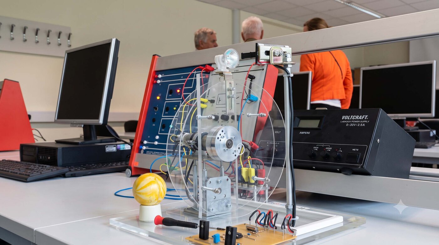 Versuchsaufbau im Fachschulstudium Elektrotechnik in Leipzig mit Messgeräten, Schaltungen und elektrotechnischen Komponenten. Die Anlage dient dem praxisnahen Lernen und Testen technischer Systeme.  Geben Sie Ihr Feedback zu BizChat ab.