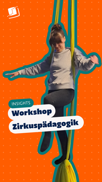 Eine junge Frau bei einer Übung am Vertikaltuch. Eingeblendeter Text: „Insights – Workshop Zirkuspädagogik“.