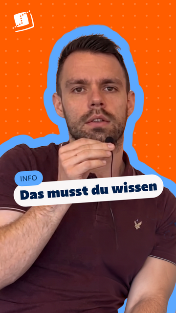 Mitarbeiter, der auf einem Stuhl sitzt und ein kleines Mikrofon in der Hand hält. Im Bild steht der Text: „INFO – Das musst du wissen“.