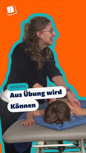 Auszubildende bei einer physiotherapeutischen Behandlung an einer Liege. Sichtbarer Text: „INSIGHTS – Aus Übung wird Können“.