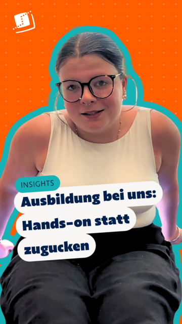 Schülerin mit Brille vor orangefarbenem Hintergrund; Text im Bild: „INSIGHTS – Ausbildung bei uns: Hands-on statt zugucken“.