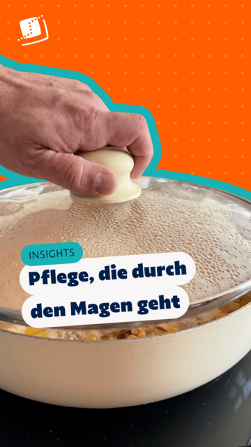 Hand hebt den Deckel einer dampfenden Pfanne an. Text im Bild: „INSIGHTS – Pflege, die durch den Magen geht“.