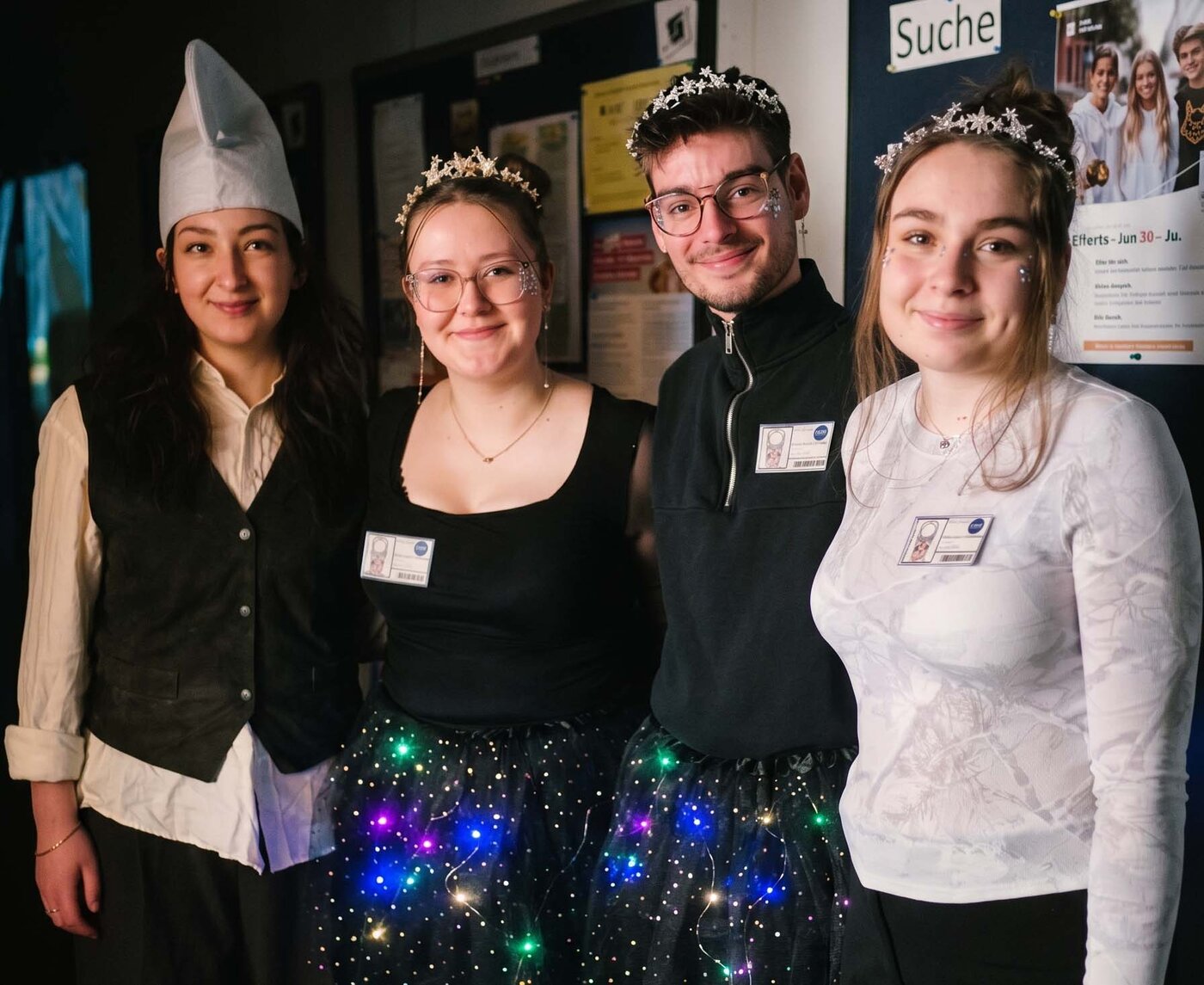 Auszubildende präsentieren kreative Kostüme und Bühnenoutfits im Rahmen eines Theaterprojekts. Das gemeinsame Kulturprojekt fördert Ausdruck, Teamarbeit und praktische Erfahrungen im darstellenden Spiel.