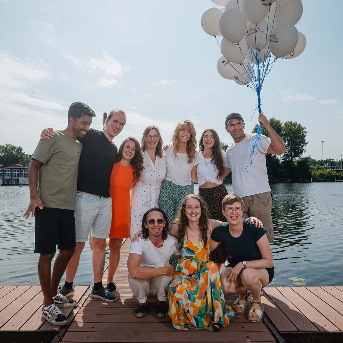 Gruppe von Mitarbeitenden an der Spree im Essentis bei einem Teamevent