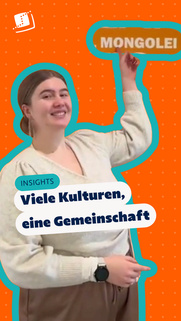 Junge Frau zeigt auf ein Schild „MONGOLEI“; Text: „INSIGHTS – Viele Kulturen, eine Gemeinschaft“.