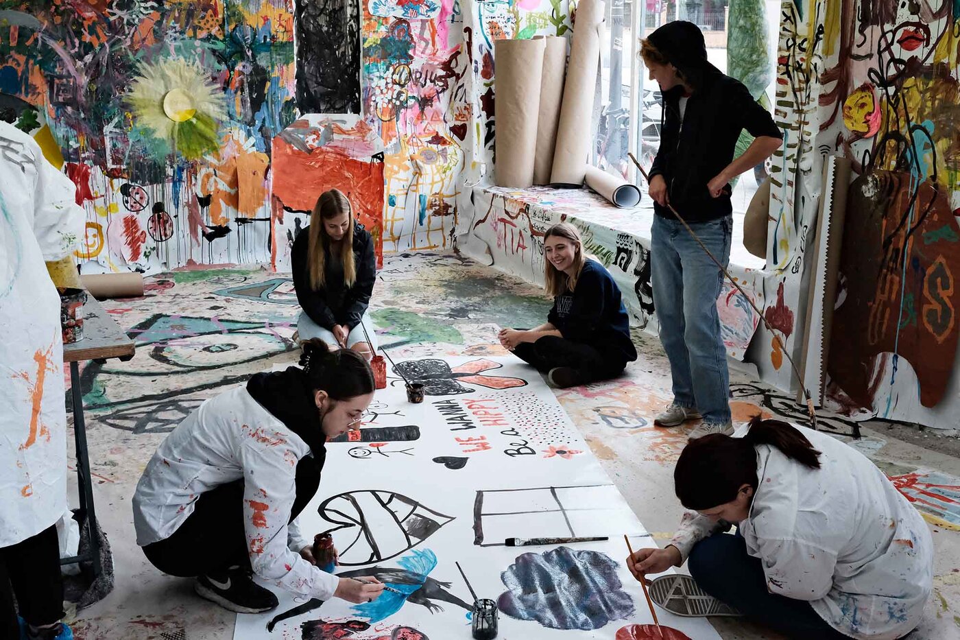 Auszubildende arbeiten in Halle gemeinsam an einem Kunstprojekt. In einem kreativ gestalteten Atelier entstehen großformatige Bilder und Installationen, die künstlerische Techniken erlebbar machen.