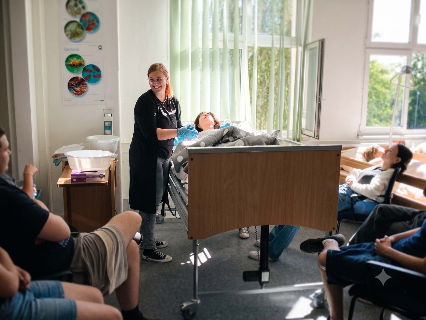 Auszubildende trainieren im SkillsLab in Chemnitz praxisnahe Pflegesituationen. An einem Pflegebett werden Handgriffe und Abläufe unter realitätsnahen Bedingungen demonstriert und geübt.