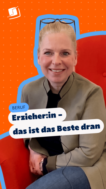 Eine lächelnde Erzieherin zitiert im roten Sessel die Vorteile ihres handlungsorientierten Berufs für die Ausbildung.