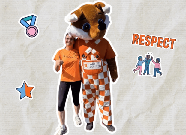 Person mit WBS SCHULEN Fuchs-Maskottchen, umgeben von Stickern und dem Schriftzug „RESPECT“.