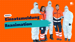 Gruppe von Personen in Schutzanzügen und Rettungsdienstkleidung. Eingeblendeter Text: „Insights – Einsatzmeldung Reanimation“.