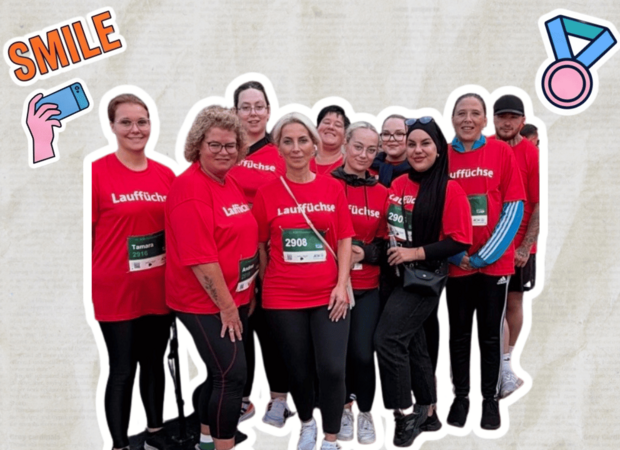 Fotocollage einer Gruppe von zehn Personen in roten Laufshirts mit Startnummern. Die Gruppe steht für ein gemeinsames Foto nebeneinander. Dekorative Sticker mit dem Schriftzug „SMILE“, einem Smartphone und einer Medaille ergänzen das Motiv.