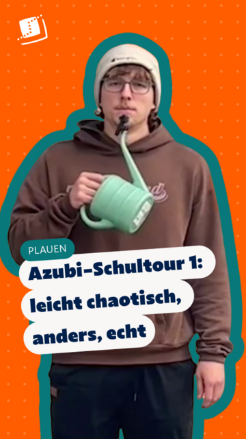 Schüler aus Plauen vor orangefarbenem Hintergrund mit dem Text „PLAUEN: Azubi-Schultour! 1 leicht chaotisch, anders, echt“.
