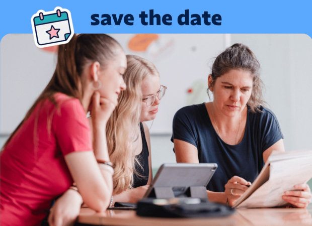 Grafik im „Save the Date“-Stil: Auf blauem Hintergrund steht oben der Schriftzug „save the date“ neben einem Kalender-Icon. Darunter zeigt ein großes Foto drei Personen an einem Besprechungstisch, die gemeinsam Unterlagen und ein Tablet betrachten.
