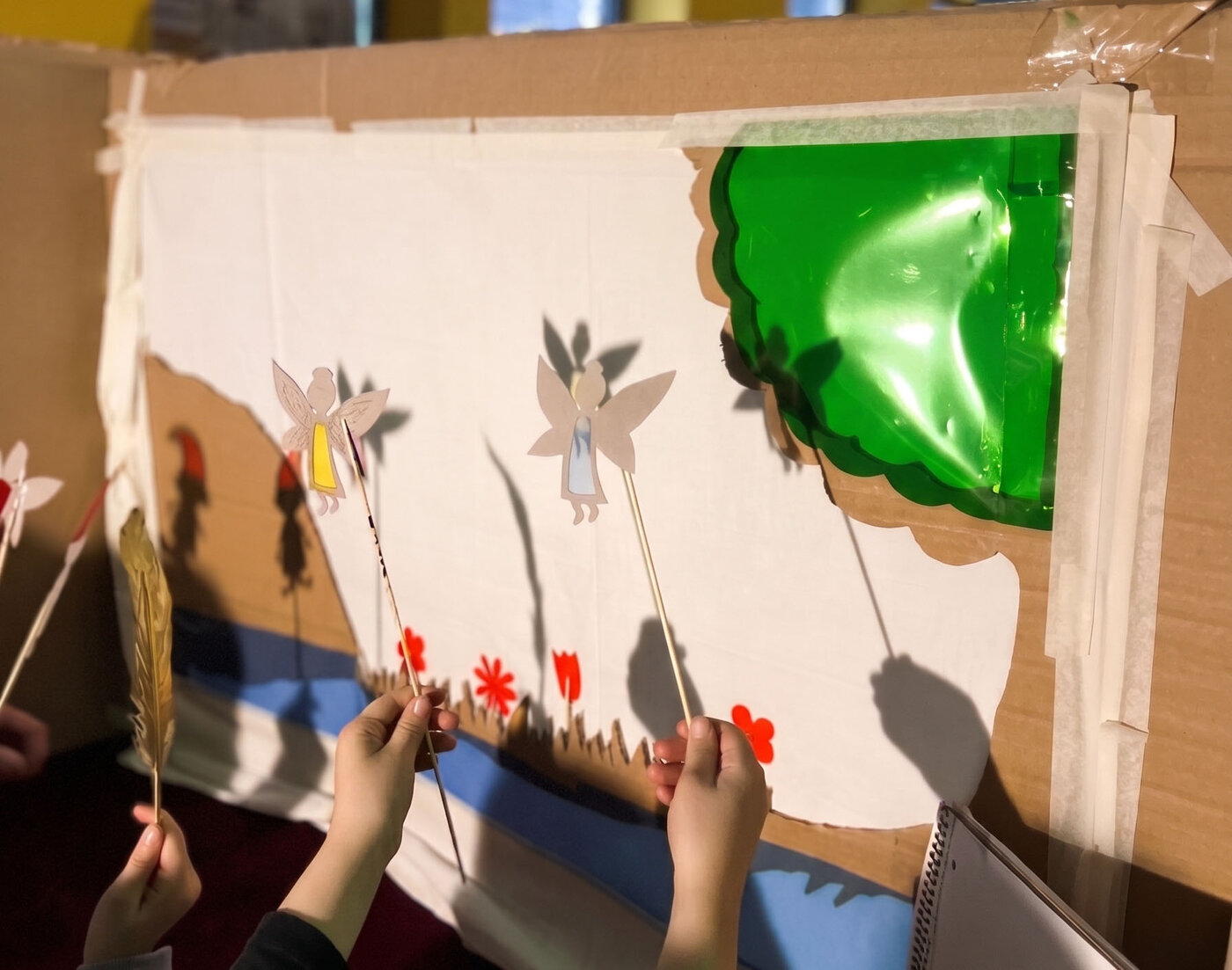 Auszubildende gestalten in Halle ein Schattenspiel mit Figuren, Licht und transparenten Materialien. Das kreative Projekt verbindet künstlerisches Arbeiten, Geschichten erzählen und spielerisches Lernen.
