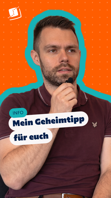 Mitarbeiter, der auf einem Stuhl sitzt und ein kleines Mikrofon in der Hand hält. Im Bild steht der Text: „INFO – Mein Geheimtipp für euch“.