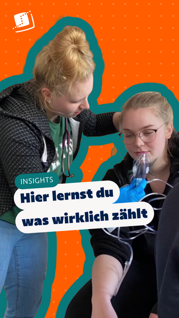 Zwei Auszubildende führen eine praktische Notfallsimulation mit Sauerstoffmaske durch. Eingeblendeter Text: „Insights – Hier lernst du, was wirklich zählt“.