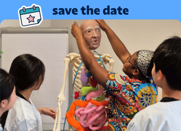 „Save the date“-Grafik mit Kalender-Icon und einer Gruppe von Personen bei einer Schulung an einem anatomischen Modell.