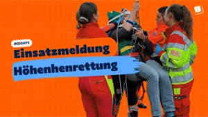 Rettungsteam bei einer Höhenrettungsübung mit Spezialtrage. Eingeblendeter Text: „Insights – Einsatzmeldung Höhenhenrettung“.