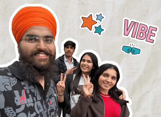 Freigestellte Fotocollage mit vier Personen vor einem hellen, strukturierten Hintergrund. Im Vordergrund ist eine Person mit orangefarbenem Turban und Brille zu sehen, dahinter stehen drei weitere Personen.