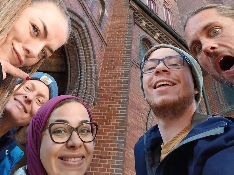 Gruppen-Selfie von vier lachenden Auszubildenden der WBS SCHULEN Oldenburg während der "Vielfaltstage"