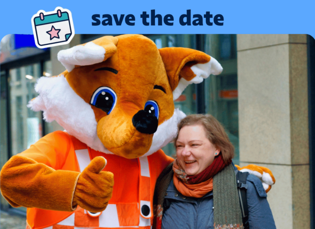 Grafik mit dem Schriftzug „save the date“ auf blauem Hintergrund. Darunter ist ein Foto eines orange-weißen Fuchs-Maskottchens in karierter Latzhose neben einer Person vor einem Gebäude zu sehen; links oben befindet sich ein Kalender-Icon mit Stern.