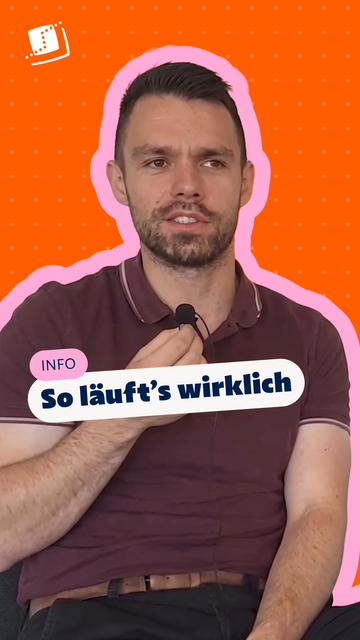 Mitarbeiter, der auf einem Stuhl sitzt und ein kleines Mikrofon in der Hand hält. Im Bild steht der Text: "INFO – So läuft’s wirklich“.