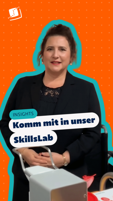 Lernbegleiterin vor orangefarbenem Hintergrund mit dem Schriftzug „INSIGHTS – Komm mit in unser SkillsLab“ und türkisfarbener Kontur.