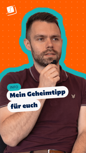 Mitarbeiter, der auf einem Stuhl sitzt und ein kleines Mikrofon in der Hand hält. Im Bild steht der Text: „INFO – Mein Geheimtipp für euch“.