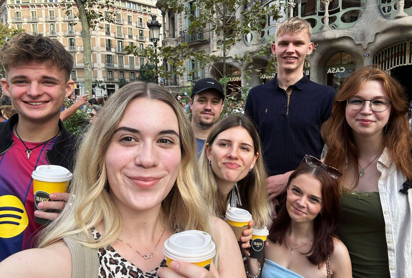 Fröhliches Gruppen-Selfie von sechs angehenden Sozialassistennt:innen während ihres Auslandspraktikums mit Erasmus+ in Barcelona vor einer eindrucksvollen Gebäudefassade