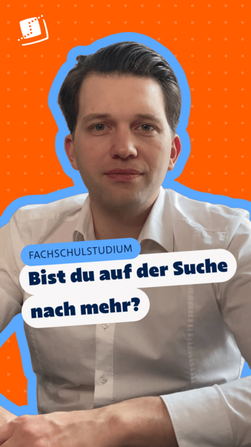 Ein Fachschulstudent im weißen Hemd und dem Hinweis „Fachschulstudium – Bist du auf der Suche nach mehr?“.