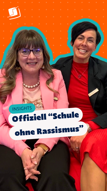 Zwei Lernbegleiterinnen sitzen auf einem Sofa und der Überschrift „INSIGHTS – Offiziell ‚Schule ohne Rassismus‘“.