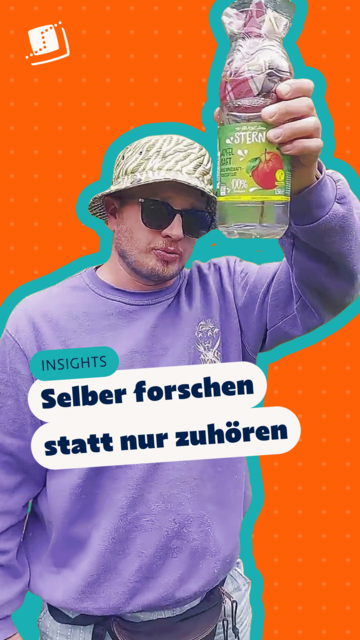 Person hält eine Flasche mit gefiltertem Wasser hoch; darüber der Schriftzug „INSIGHTS – Selber forschen statt nur zuhören“.