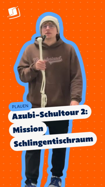 Schüler aus Plauen vor orangefarbenem Hintergrund mit dem Text „Plauen: Azubi-Schultour 2: Mission Schlingentischraum“.