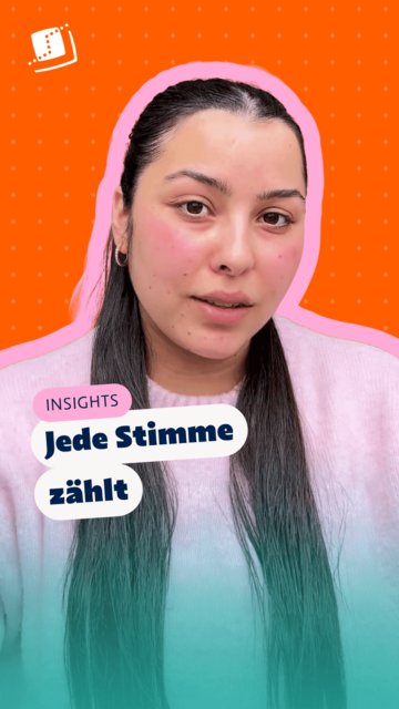 Junge Frau mit langen Haaren und einem rosa Pullover mit dem Schriftzug „INSIGHTS – Jede Stimme zählt“.