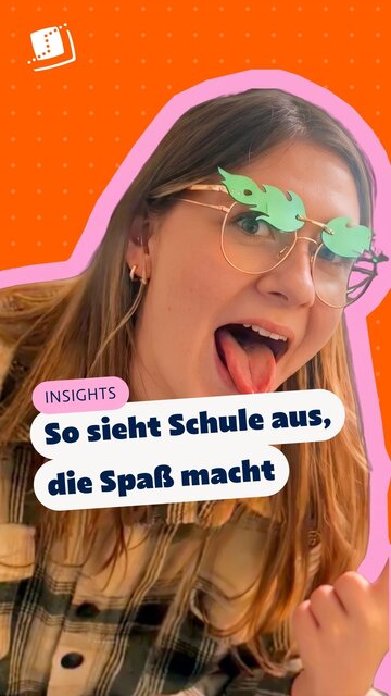 Junge Frau streckt spielerisch die Zunge heraus während ihres Abschlusses. Authentisches Video-Thumbnail für Ausbildung Pflegefachkraft.