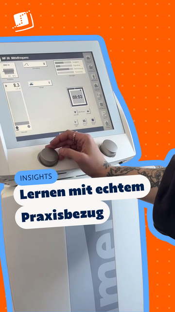 Bedienung eines medizinisch-therapeutischen Trainingsgeräts im Unterricht. Eingeblendeter Text: „Insights – Lernen mit echtem Praxisbezug“.
