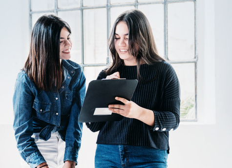 Zwei Schülerinnen lernen mit Laptop