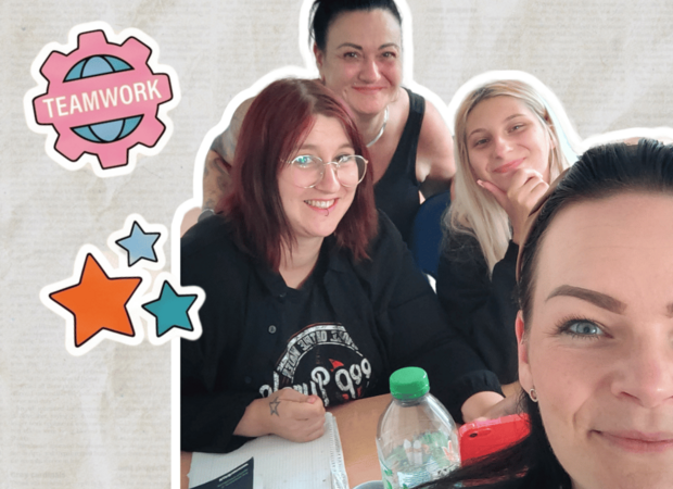 Gruppenfoto von vier Personen an einem Tisch in einem Innenraum. Das Bild ist als Collage gestaltet und zeigt dekorative Sticker mit Sternen sowie einem Zahnrad mit der Aufschrift „TEAMWORK“.