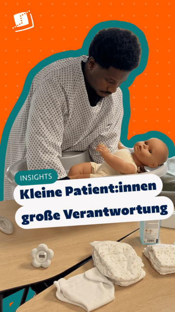 Person in Pflegekleidung versorgt eine Babypuppe am Wickeltisch. Text im Bild: „INSIGHTS – Kleine Patient:innen, große Verantwortung“.