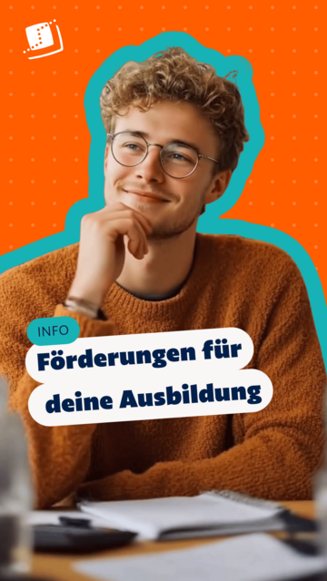 Ein Auszubildender mit runder Brille und orangefarbenem Pullover sitzt an einem Tisch. Eingeblendeter Text: „INFO – Förderungen für deine Ausbildung“.