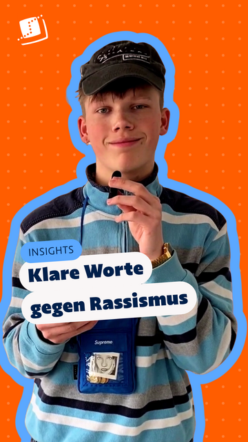 Jugendlicher in gestreiftem hellblauen Pullover und schwarzer Kappe. Text: „INSIGHTS – Klare Worte gegen Rassismus“.