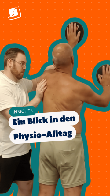 Physiotherapeutische Behandlungssituation: Eine Person in weißem Oberteil begleitet eine Übung, während eine weitere Person mit erhobenen Armen vor einer Wand steht. Text im Bild: „INSIGHTS – Ein Blick in den Physio-Alltag“.