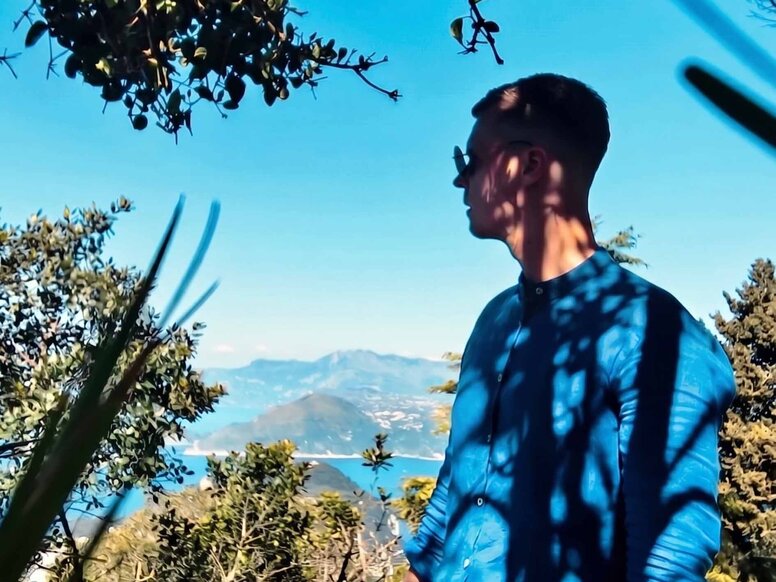 Ein Mitarbeiter der WBS SCHULEN auf Workation steht in der italienischen Natur.