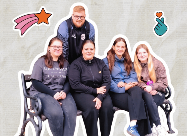 Fünf Personen in einer freigestellten Fotocollage vor hellem Hintergrund. Vier Personen sitzen gemeinsam auf einer Parkbank, eine weitere Person steht dahinter. Dekorative Sticker mit einer Sternschnuppe und einem Handsymbol mit Herz ergänzen das Motiv.
