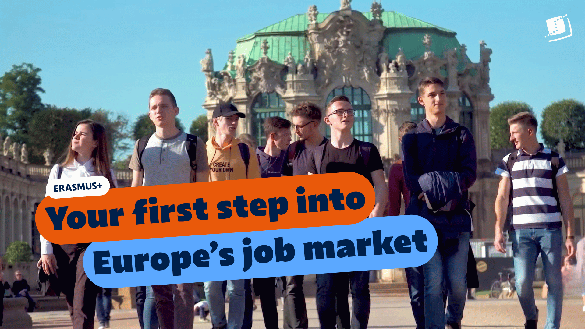 Mehrere junge Menschen stehen vor dem Zwinger Dresden. Im Vordergrund sind die Schriftzüge „ERASMUS+“ und „Your first step into Europe’s job market“ zu sehen.