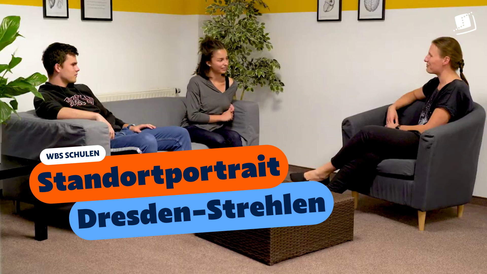 Drei Personen sitzen in einer Lerninsel auf Sofas und Sesseln und führen ein Gespräch. Eingeblendeter Text: „WBS SCHULEN – Standortportrait Dresden-Strehlen“.