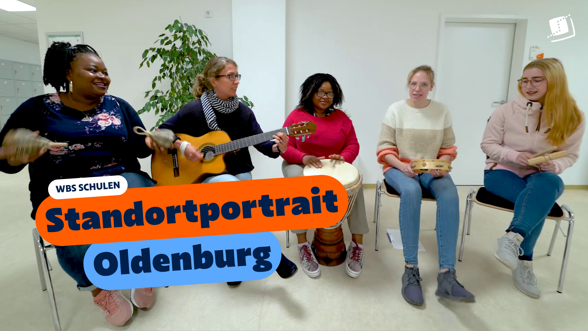 Gruppenfoto in einem Schulraum: Fünf Personen sitzen im Halbkreis und musizieren mit Gitarre, Trommel und Percussion-Instrumenten. Eingeblendeter Text: „WBS SCHULEN – Standortportrait Oldenburg“.