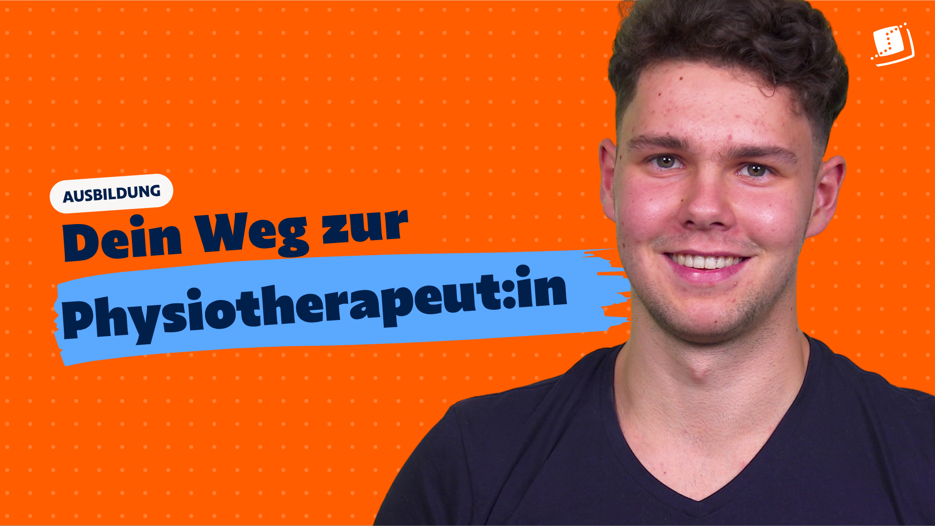 Eine junger Mann vor orangefarbenem Hintergrund. Eingeblendeter Text: „Ausbildung – Dein Weg zur Physiotherapeut:in“.