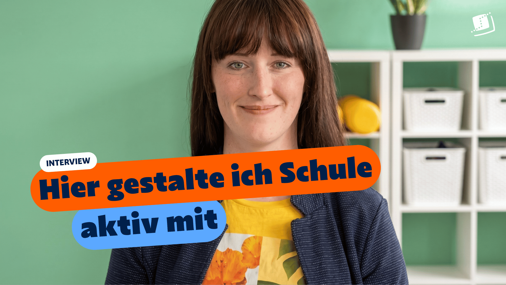Porträt einer Lernbegleiterin vor Regal und grüner Wand mit dem eingeblendeten Titel „Hier gestalte ich Schule aktiv mit“.