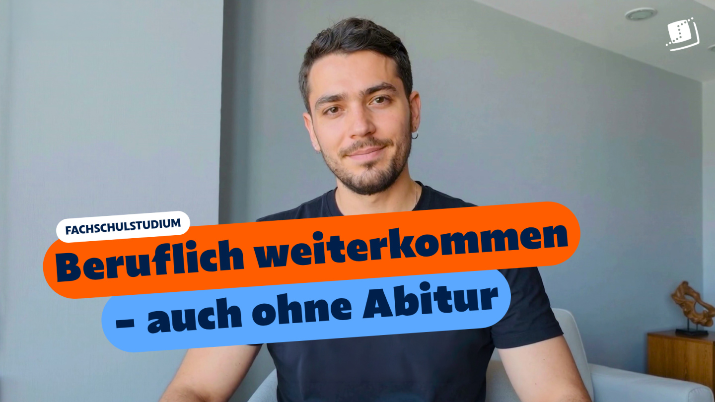 Ein Student sitzt in einem hellen Raum vor grauer Wand. Über dem Bild liegt die Textgrafik „FACHSCHULSTUDIUM – Beruflich weiterkommen – auch ohne Abitur